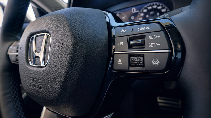 Detailný záber na bezpečnostné prvky na volante. 