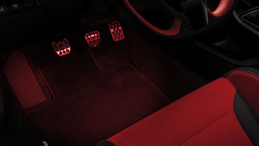 Priblížený pohľad na priestor pre nohy vozidla Honda Civic Type R znázorňujúci náladové osvetlenie priestoru pre nohy.