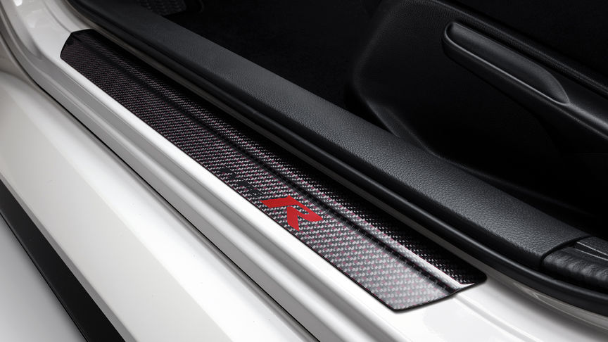 Priblížený pohľad na uhlíkové prahy dverí modelu Honda Civic Type R.