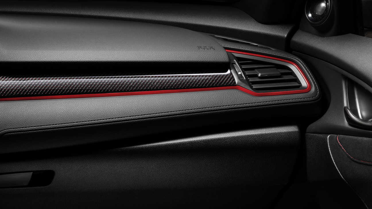 Priblížený pohľad na uhlíkový interiérový panel vozidla Honda Civic Type R.