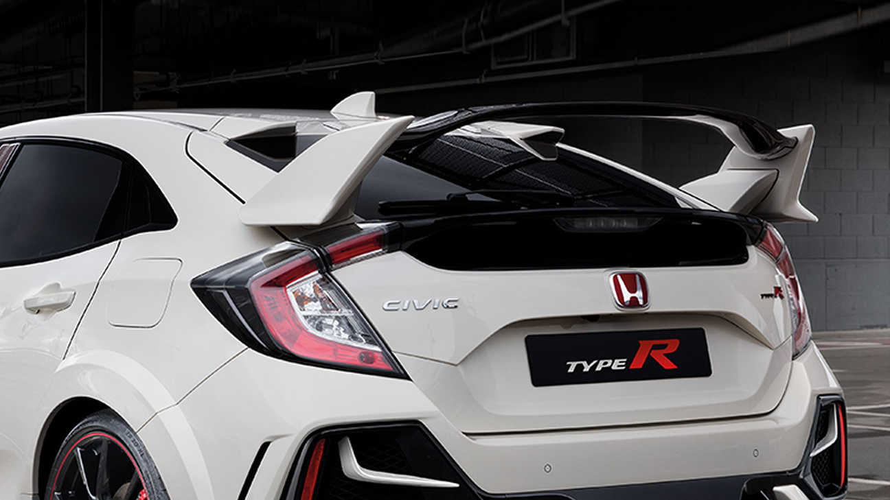 Priblížený pohľad na uhlíkový spojler s krídlami vozidla Honda Civic Type R.