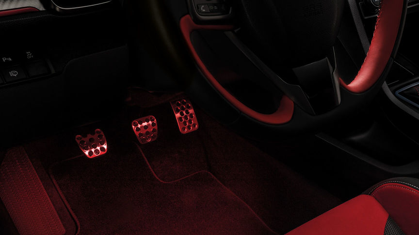 Priblížený pohľad priestor pre nohy vozidla Honda Civic Type R s balíkom osvetlenia.