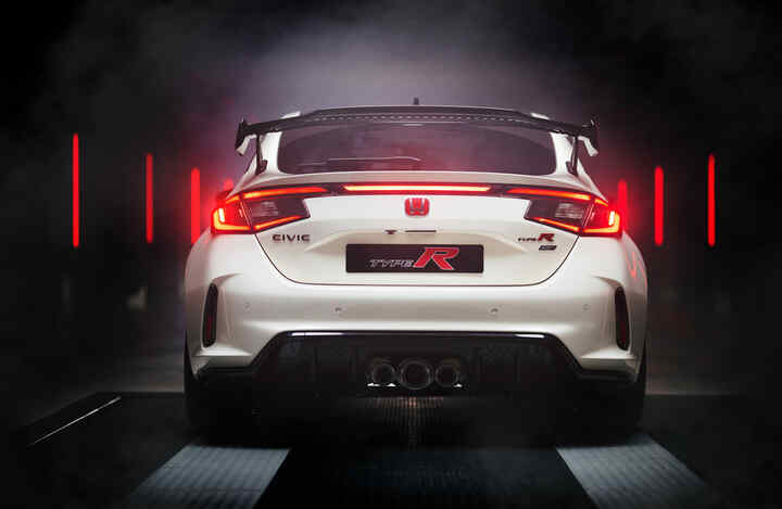 Pohľad na prednú časť vozidla Honda Civic Type R v tuneli. 