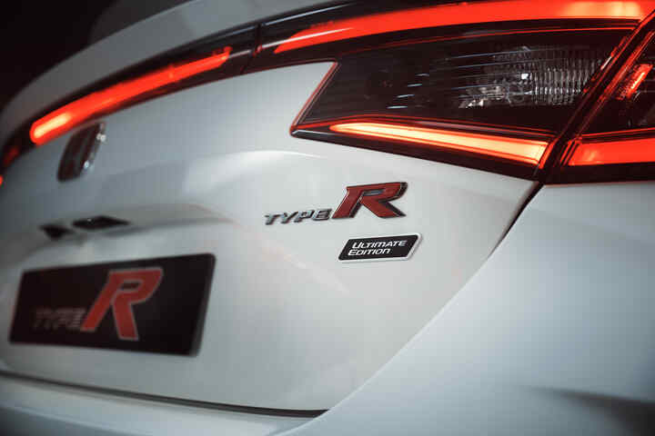 Pohľad na prednú časť vozidla Honda Civic Type R v tuneli. 