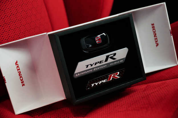 Detailný pohľad na panel jazdných režimov modelu Honda Civic Type R. 