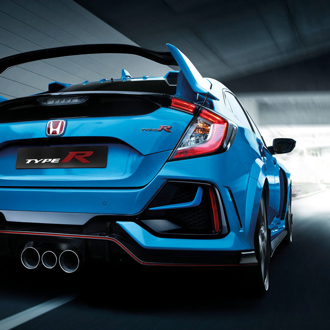 Zadný trojštvrťový pohľad na model Honda Civic Type R vonku.