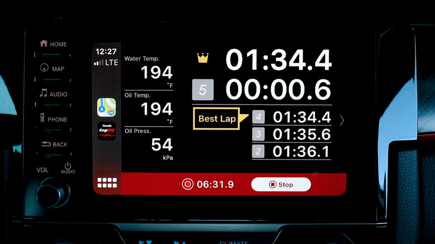 Predný trojštvrťový pohľad na model Honda Civic Type R GT na trati