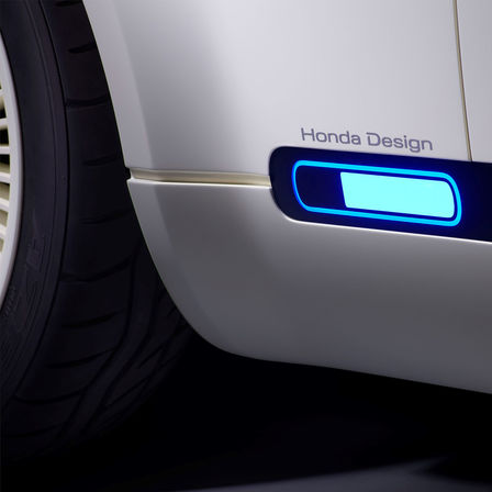 Detailný záber na napájanie modelu Honda Urban EV Concept z akumulátora.