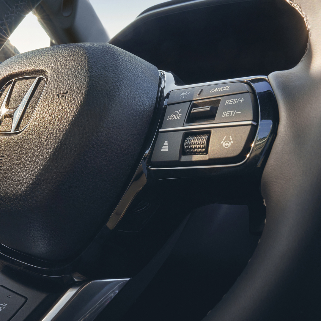 Detailný záber vyhrievaného koženého volantu vozidla Honda CR-V Hybrid.