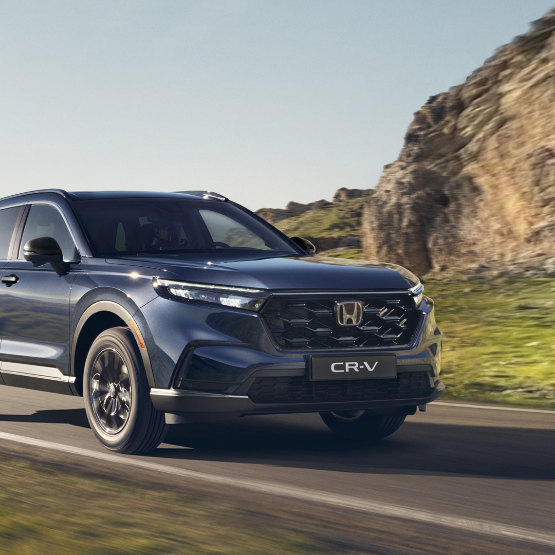 Trojštvrťový pohľad spredu na vozidlo Honda CR-V Hybrid pri jazde v horách.