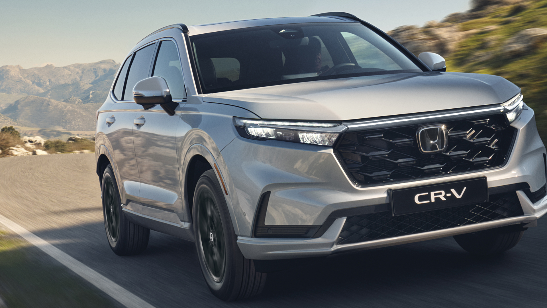 Trojštvrťový pohľad spredu na model Honda CR-V Hybrid v horách.