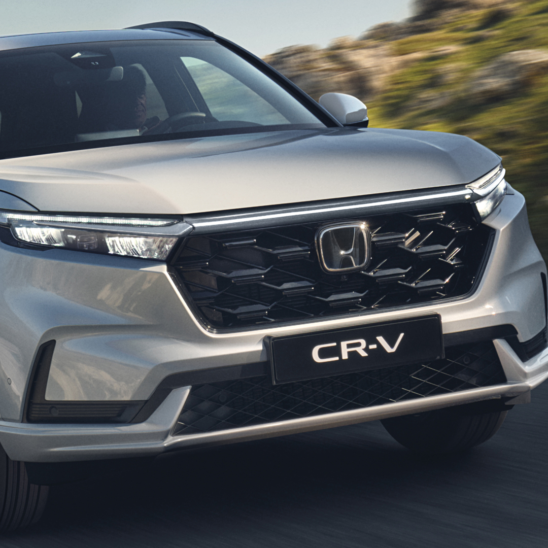 Trojštvrťový pohľad spredu na model Honda CR-V Hybrid v horách.