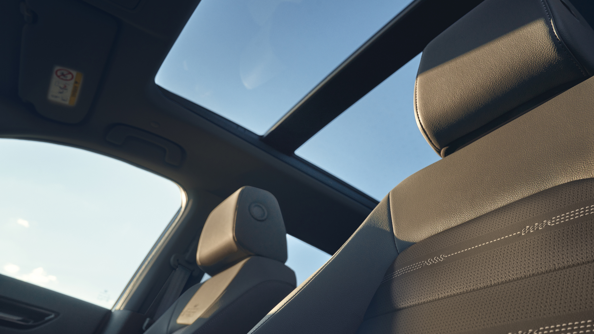 Detailný záber na panoramatickú strechu modelu Honda CR-V.
