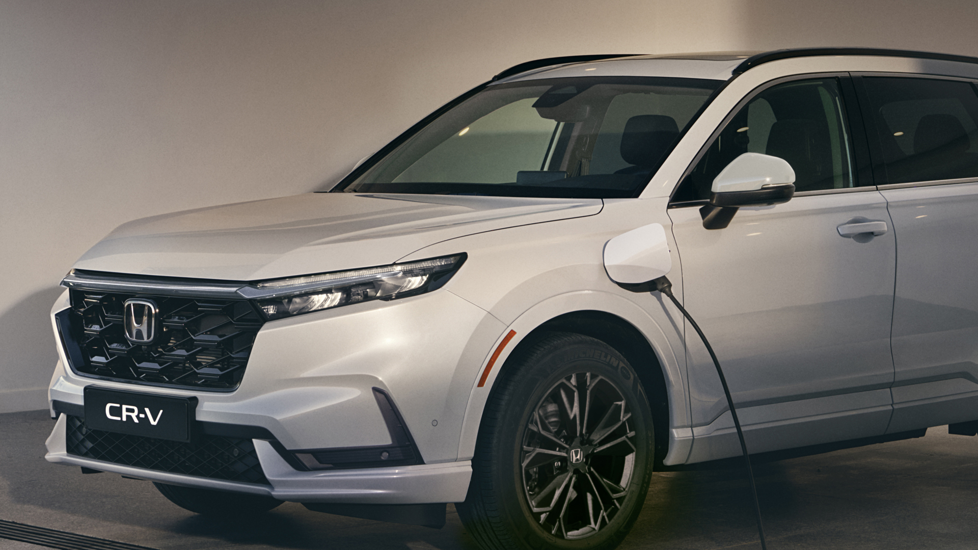 Detailný záber na nabíjačku Honda Power Charger s vozidlom Honda CR-V Hybrid.