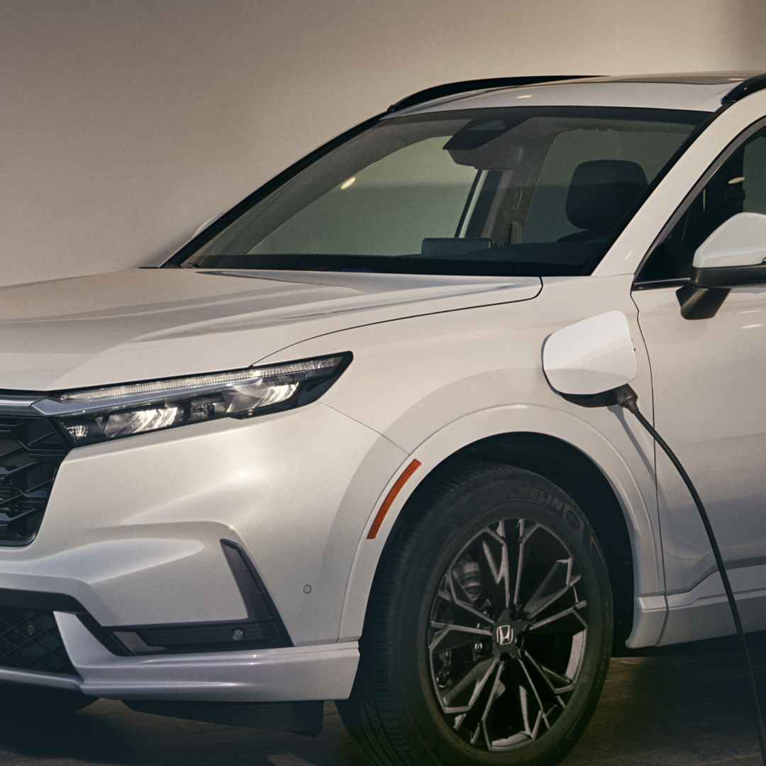 Detailný záber na nabíjačku Honda Power Charger s vozidlom Honda CR-V Hybrid.