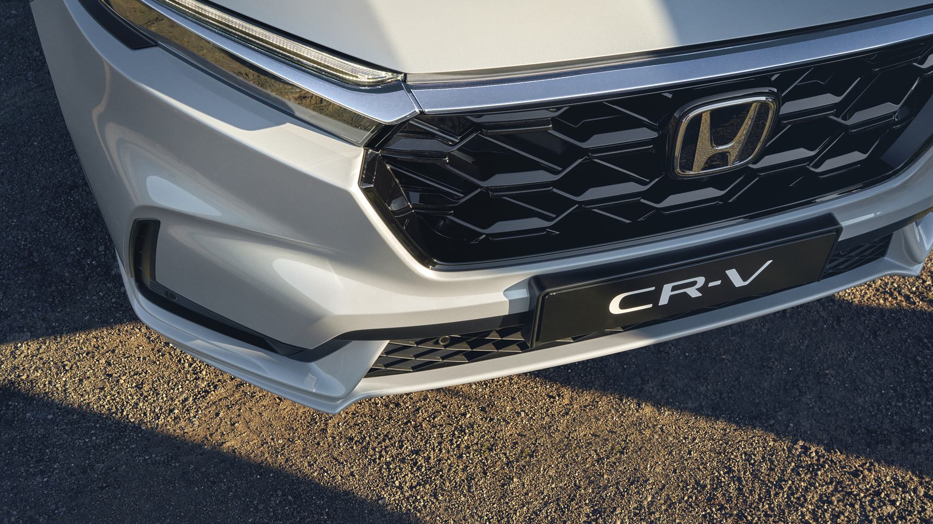 Detailný záber na prednú masku vozidla Honda CR-V.