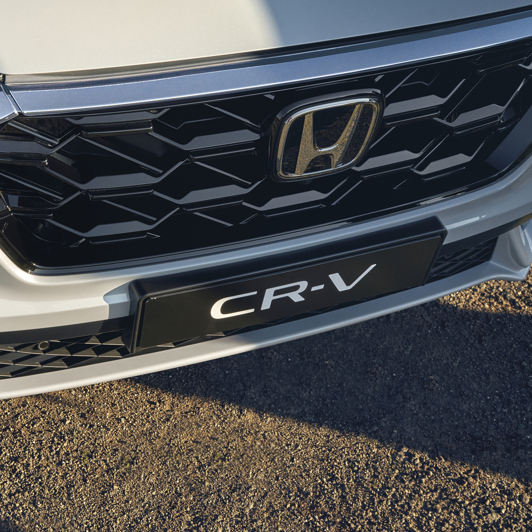 Detailný záber na prednú masku vozidla Honda CR-V.