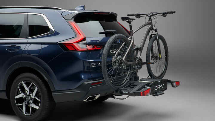 Zadný trojštvrťový pohľad na model Honda CR-V Hybrid s nosičom na bicykle.