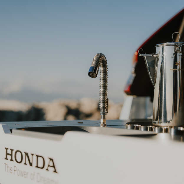 Christian Horner v hybridnom SUV Honda