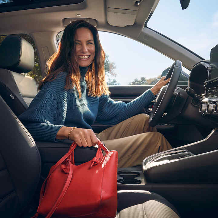 Detailný záber interiéru vozidla Honda CR-V Hybrid zobrazujúci odkladací priestor v lakťovej opierke.