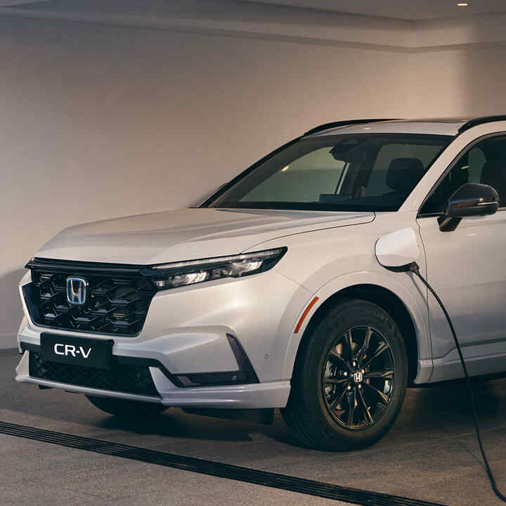 Detailný záber na nabíjačku Honda Power Charger s vozidlom Honda CR-V Hybrid.