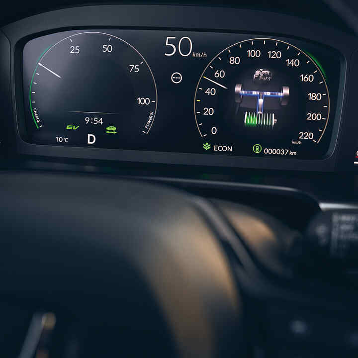 Detailný záber digitálneho displeja vodiča vozidla Honda CR-V Hybrid.