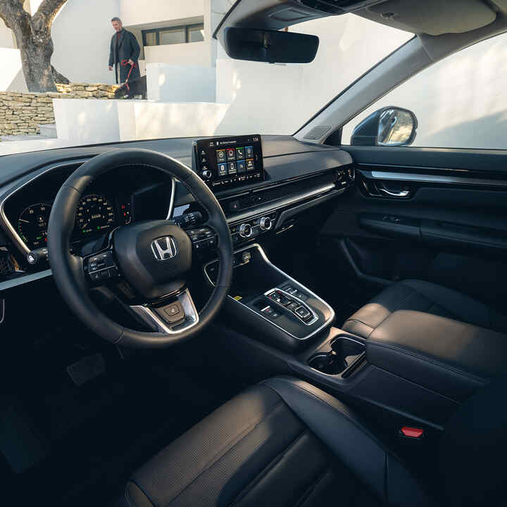 Trojštvrťový pohľad na interiér modelu Honda CR-V Hybrd SUV.