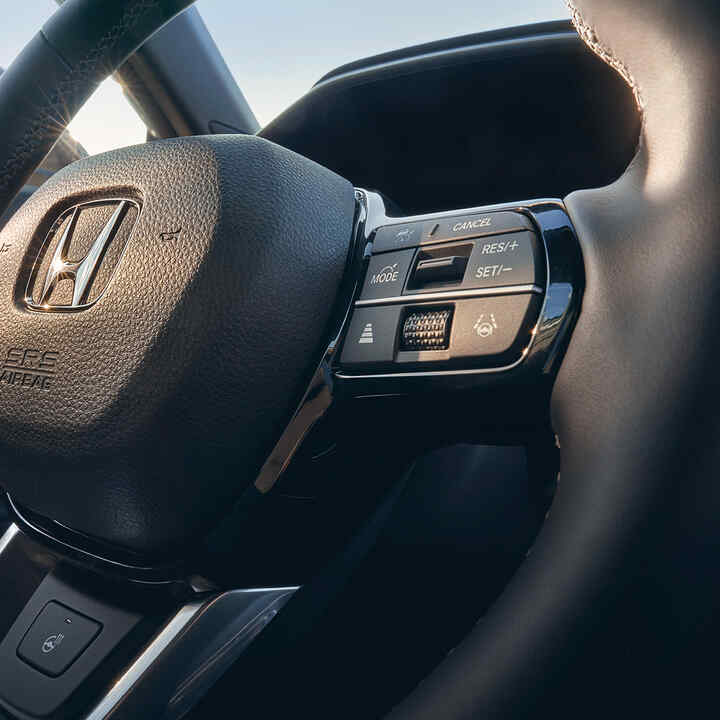 Detailný záber vyhrievaného koženého volantu vozidla Honda CR-V Hybrid.
