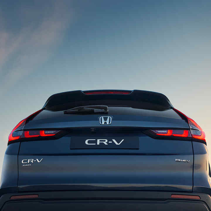 Detailný záber na parkovacie senzory vozidla Honda CR-V Hybrid.