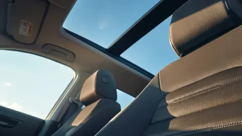 Záber na interiér modelu CR-V Hybrid SUV s panoramatickou presklenou strechou.