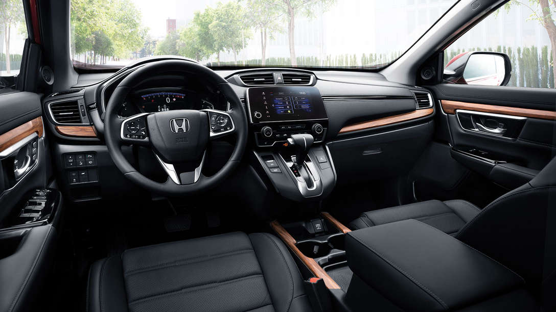 Detailný záber na prístrojovú dosku modelu CR-V v meste.