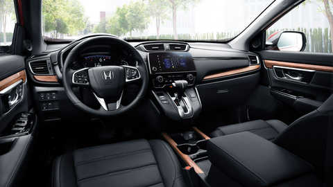 Detailný záber na prístrojovú dosku modelu CR-V v meste.