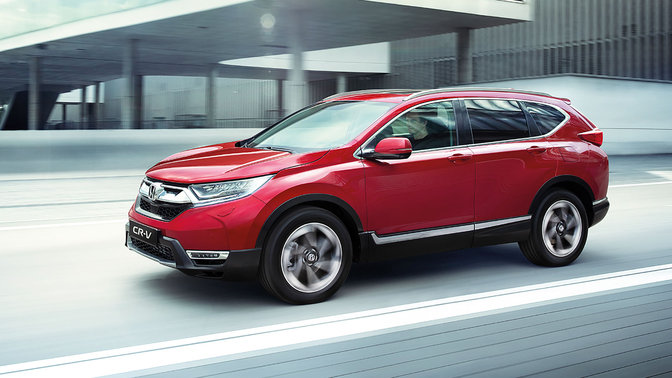 Trojštvrťový pohľad spredu na model CR-V v meste.