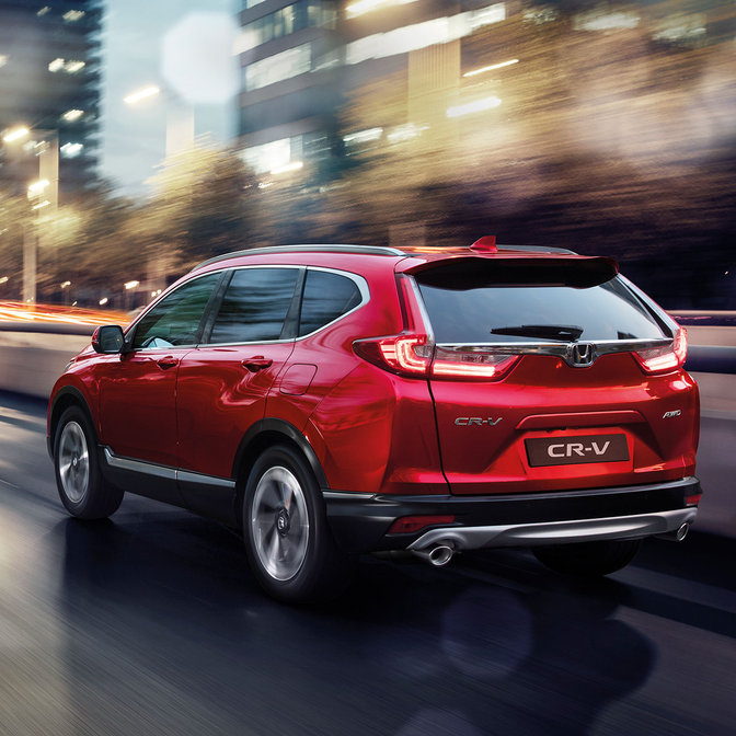 Trojštvrťový pohľad zozadu na model CR-V v meste.