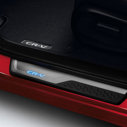 Detailný záber na obloženie prahu dverí modelu Honda CR-V.