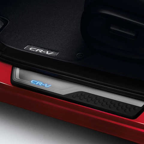 Detailný záber na obloženie prahu dverí modelu Honda CR-V.