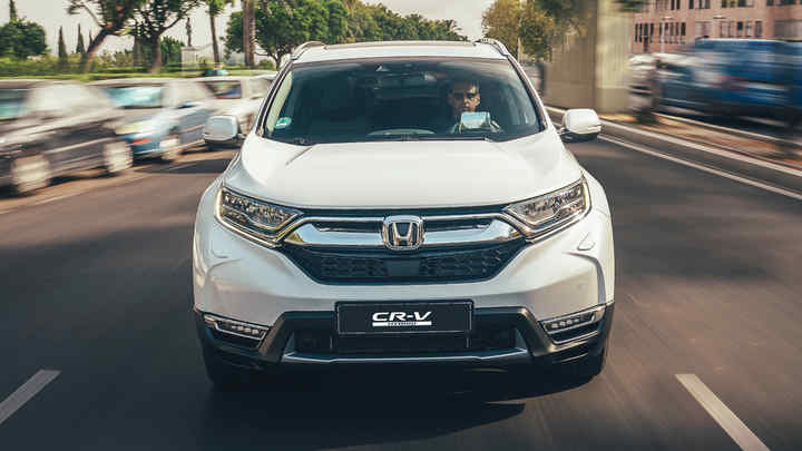 Pohľad spredu na vozidlo Honda CR-V Hybrid na ulici.