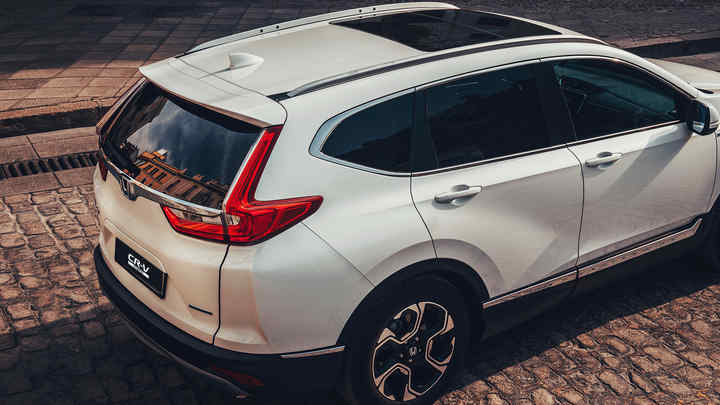 Pohľad zozadu na vozidlo Honda CR-V Hybrid na ulici.