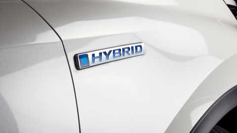 Detailný bočný záber na logo Honda CR-V Hybrid.