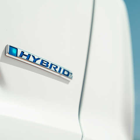 Detailný záber loga Hondy CR-V Hybrid.
