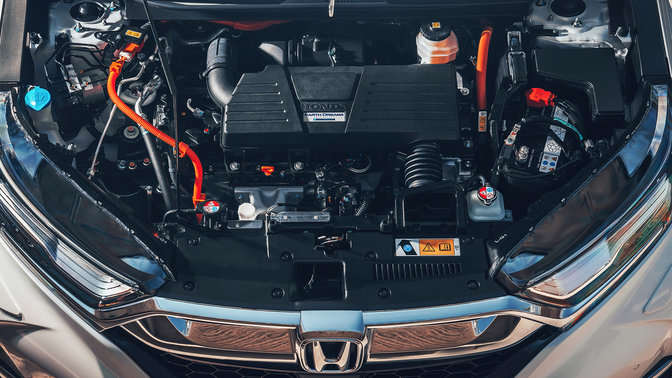 Detailný záber spredu na zážihový motor s Atkinsonovým cyklom vozidla Honda CR-V Hybrid.