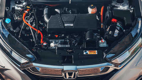 Detailný záber spredu na zážihový motor s Atkinsonovým cyklom vozidla Honda CR-V Hybrid.