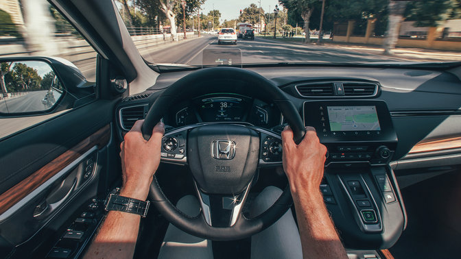 Detailný záber na interiér vozidla Honda CR-V Hybrid na ulici.
