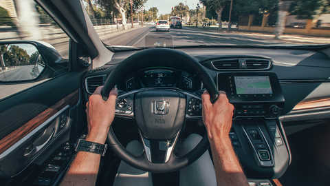Detailný záber na interiér vozidla Honda CR-V Hybrid na ulici.