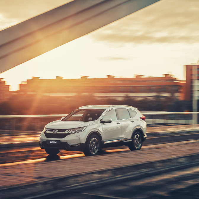 Pohľad zboku na model Honda CR-V Hybrid na ulici.