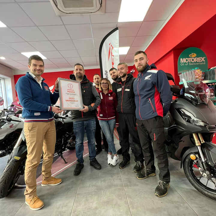 Predajcovia motocyklov Honda oslavujú svoje ocenenie.