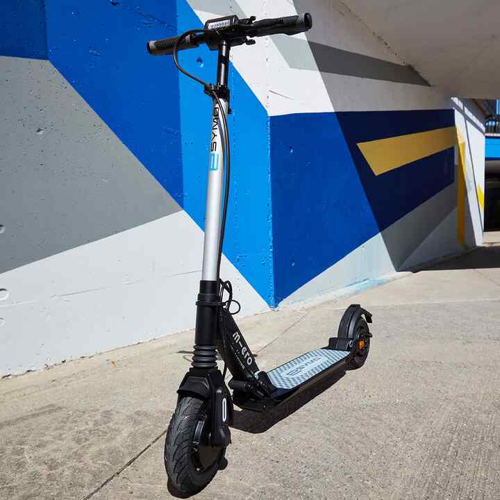 Honda eSymo pred pestrofarebným múrom
