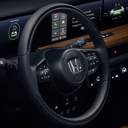 Detailný záber na volant vozidla značky Honda.