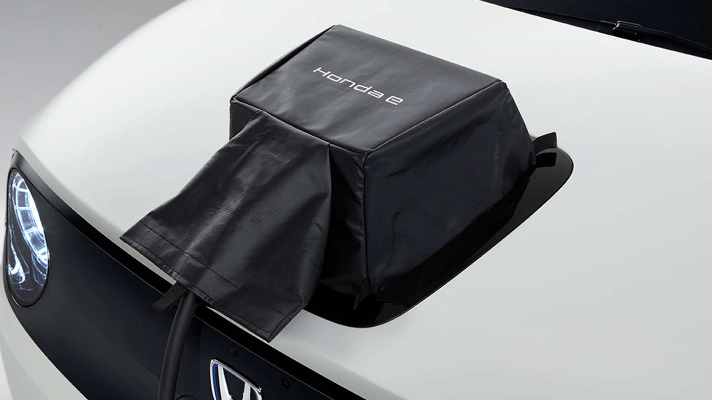 Detailný záber na kryt nabíjacieho portu