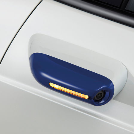 Detailný záber na bočné spätné zrkadlo vozidla Honda e.
